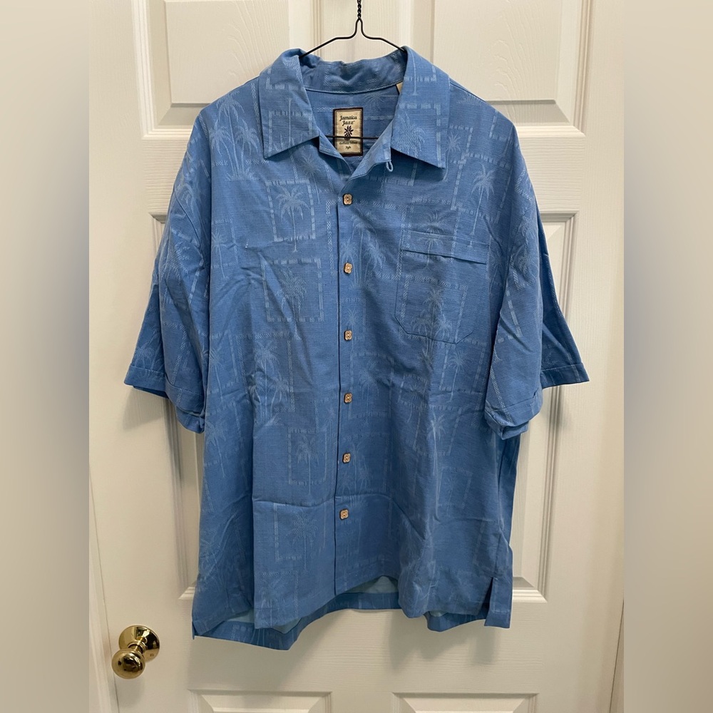 Hawaiian style shirt with wooden button detail